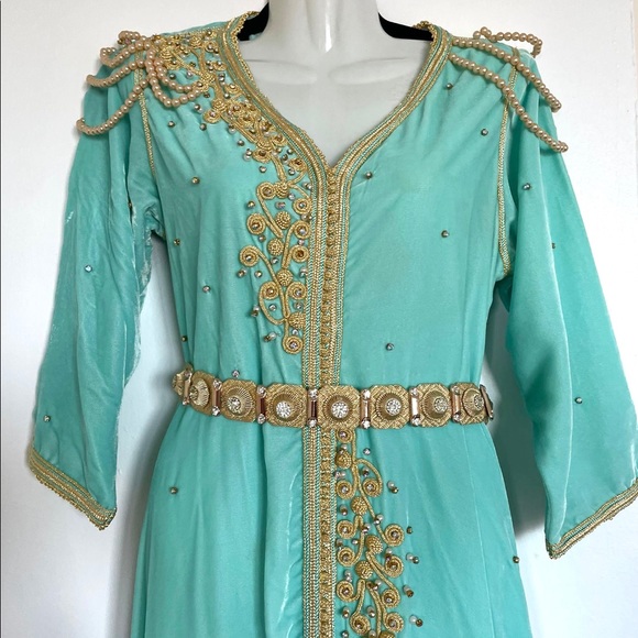 Light blue velvet kaftan with gold embroidery - Picture 3 of 8